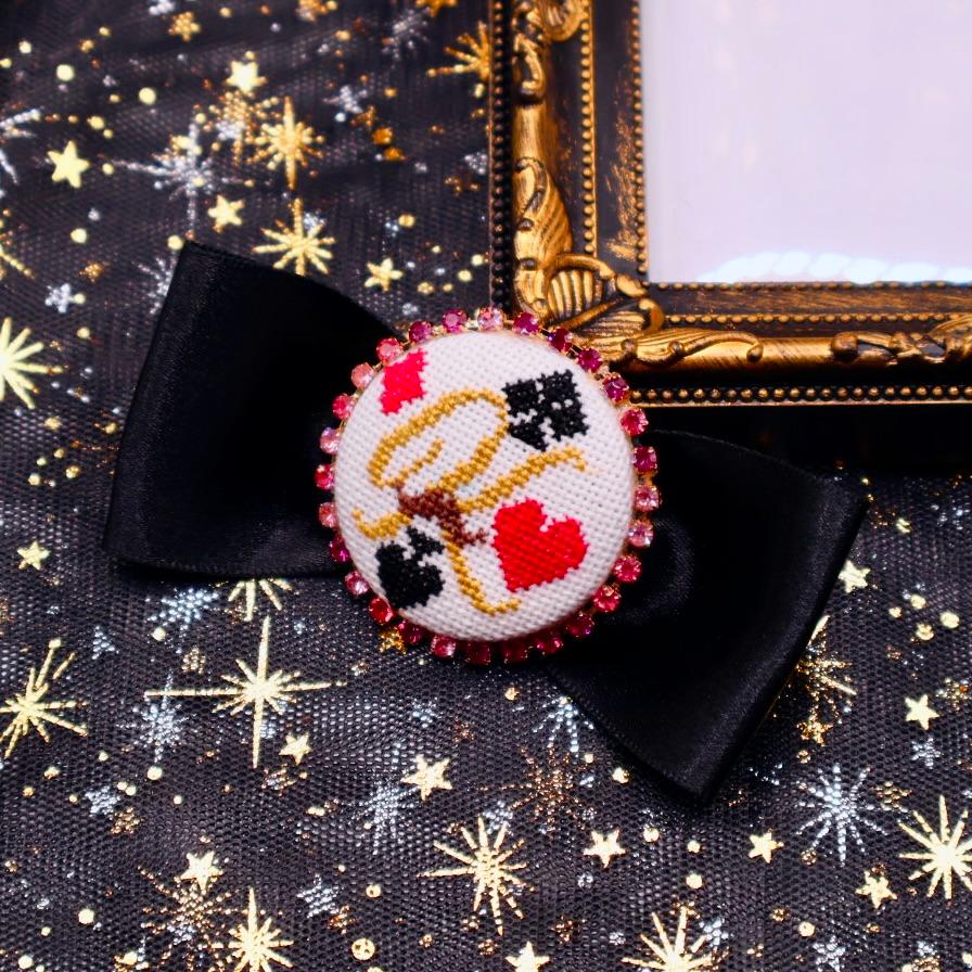 トランプ キング くるみボタンのヘアバレッタ クロスステッチ刺繍1枚目の画像